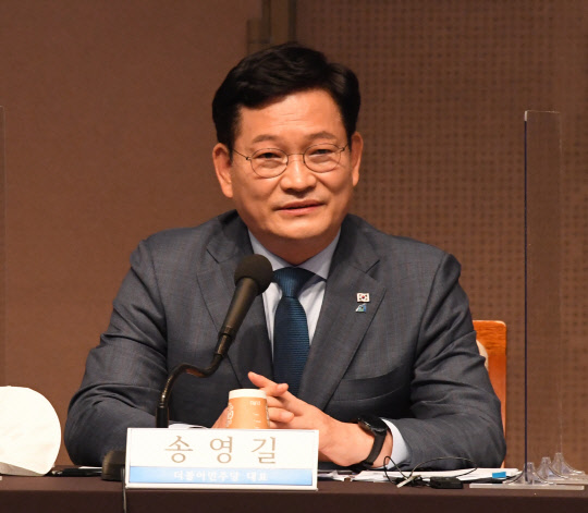송영길 민주당 대표가 5일 서울 프레스센터에서 열린 관훈토론회에 참석해 질의에 답변하고 있다. 국회사진기자단=연합뉴스